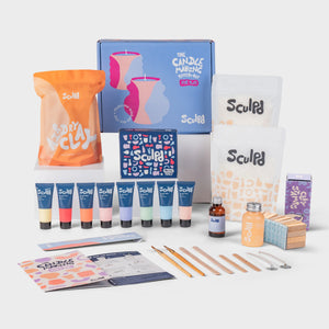 Kit de velas para dos en una caja azul claro con pinturas pastel y sellos de letras