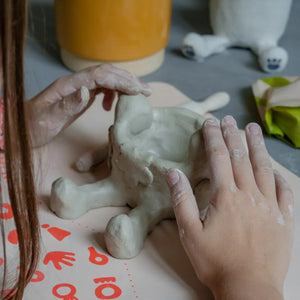alt
Una niña pequeña esculpiendo un lindo proyecto DIY con su kit de cerámica Sculpd para niños