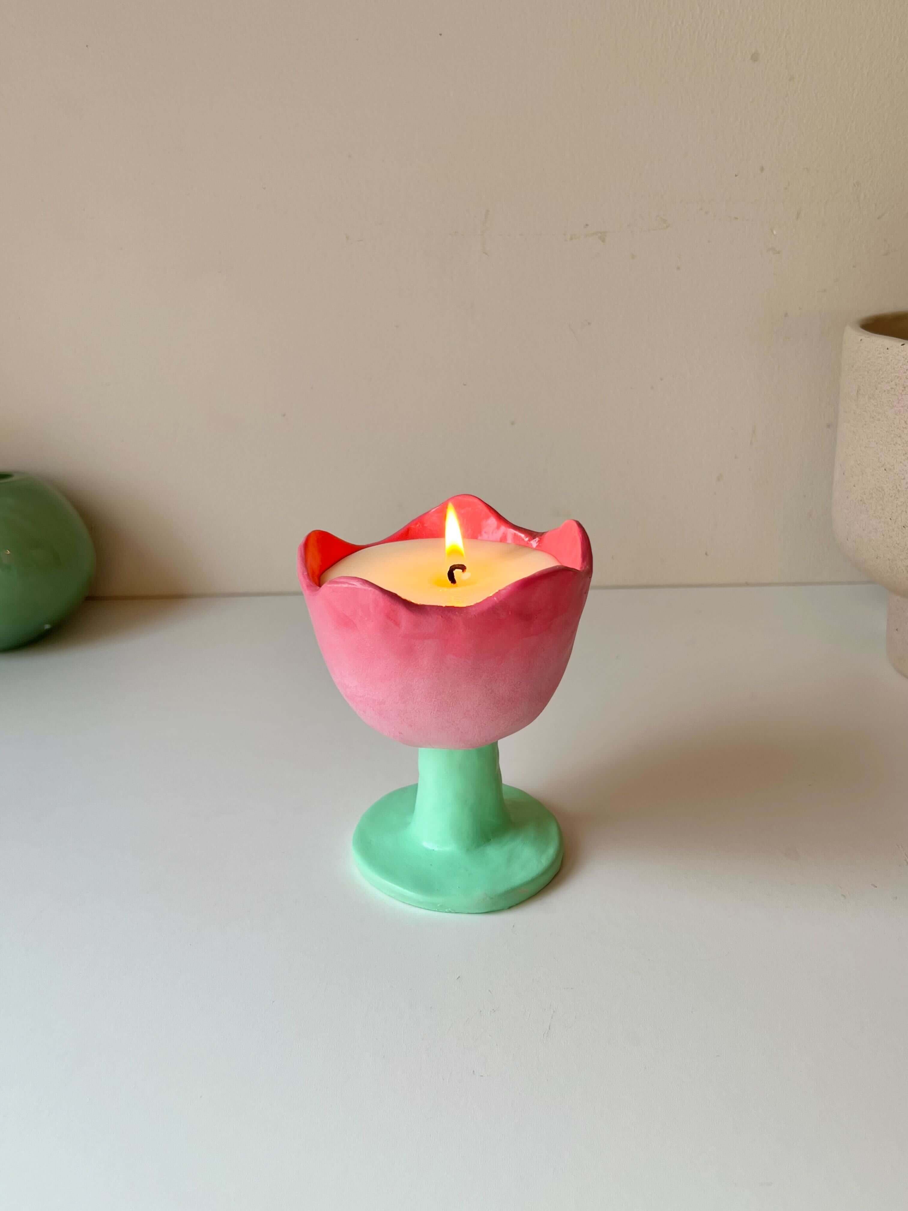 Floral tulip-shaped candle from DIY kit