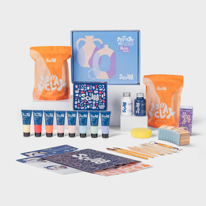 Kit de cerámica para dos en caja azul claro con pinturas pastel y sellos de letras