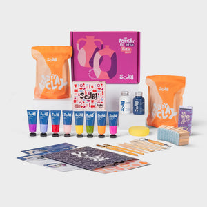 alt
Kit de cerámica para dos en caja rosa con pinturas florales y sellos de letras